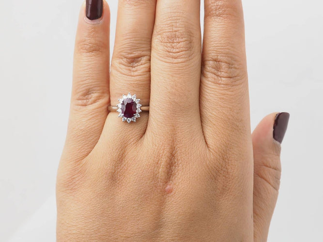 Bague 54 Bague entourage en or blanc 18 ct, rubis 0,95 ct et diamants 58 Facettes 33179