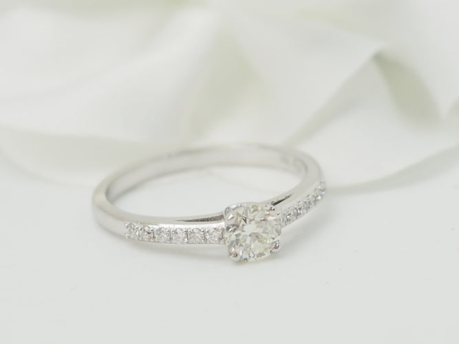 Bague 53 Bague solitaire en or gris 18 ct et diamants 0,41 ct 58 Facettes 30920