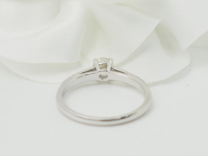 Bague 53 Bague solitaire en or gris 18 ct et diamants 0,41 ct 58 Facettes 30920