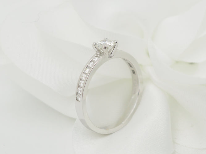 Bague 52 Bague solitaire en or blanc 18 kt et diamants 0,37 ct 58 Facettes 29910