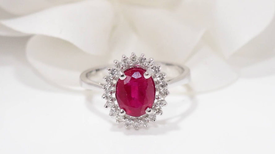 Bague 59.5 Bague marguerite en or blanc 18 ct avec rubis et diamants 58 Facettes 4833