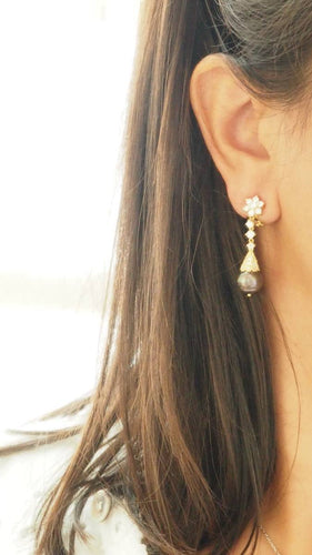 Boucles d'oreilles Boucles d’oreilles pendantes en or jaune 18 ct, diamants et perles de Tahiti 58 Facettes 32802