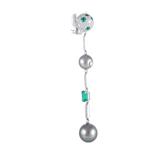 Boucles d'oreilles Pendants d’oreilles en or blanc 18k pavés de diamants, émeraudes et perles grises 58 Facettes BO/220070 RIV
