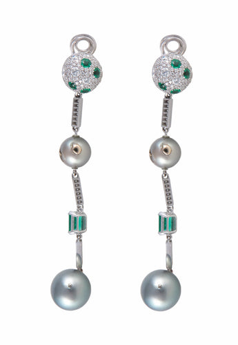 Boucles d'oreilles Pendants d’oreilles en or blanc 18k pavés de diamants, émeraudes et perles grises 58 Facettes BO/220070 RIV