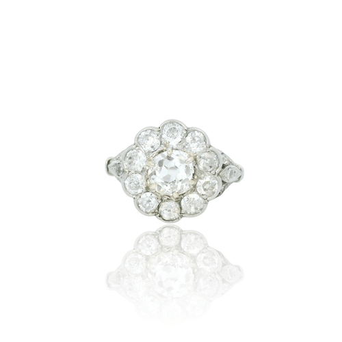 Bague 52 Bague cluster en or blanc 18k et diamants (env. 1,90 ct) 58 Facettes
