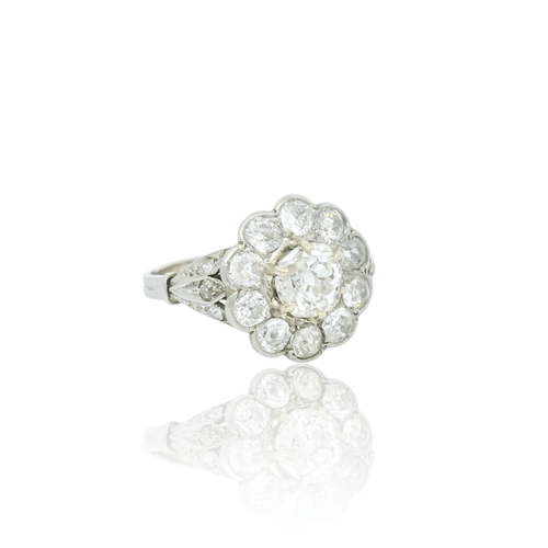 Bague 52 Bague cluster en or blanc 18k et diamants (env. 1,90 ct) 58 Facettes