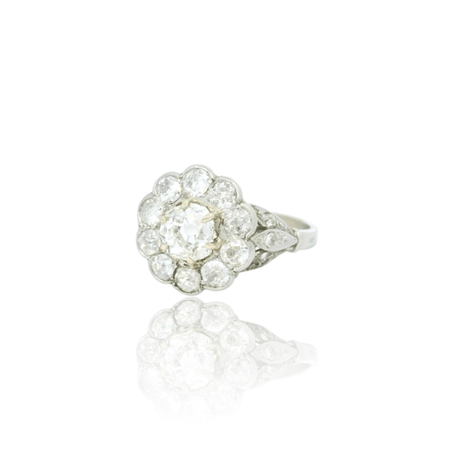 Bague 52 Bague cluster en or blanc 18k et diamants (env. 1,90 ct) 58 Facettes