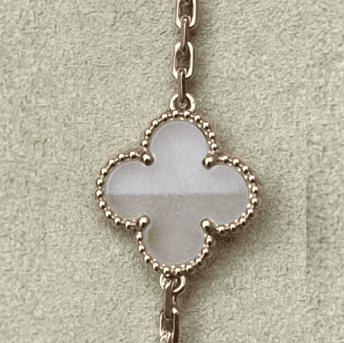 Collier VAN CLEEF & ARPELS - ALHAMBRA - Rare Sautoir en or jaune et cristal de roche. 58 Facettes