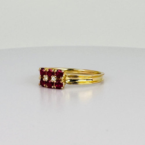 Bague Bague vintage en or jaune 18k avec rubis et diamants 58 Facettes 2601012