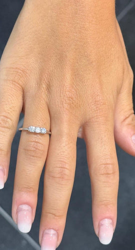 Bague Bague trilogie en or blanc 18 carats et diamants 0,41 ct 58 Facettes 10556