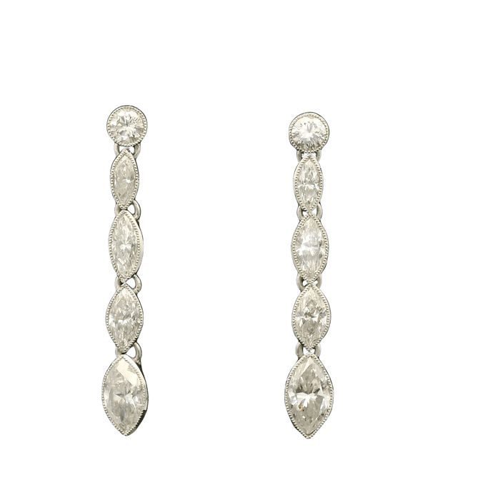 Boucles d'oreilles Boucles d'oreilles longues pendantes en or blanc avec diamants 58 Facettes