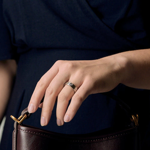 Bague 53 CARTIER- Love - Bague en or blanc et diamants 58 Facettes DV0379-23-53-2