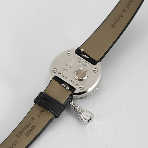 VAN CLEEF & ARPELS - Montre en or blanc et diamants à boitier rond et mouvement quartz