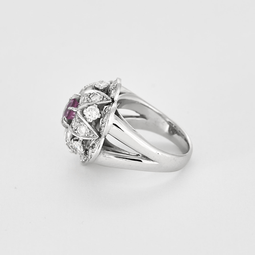 Bague 48 Elégante Bague Fleur en or gris diamants et saphir rose 58 Facettes DV20388-1