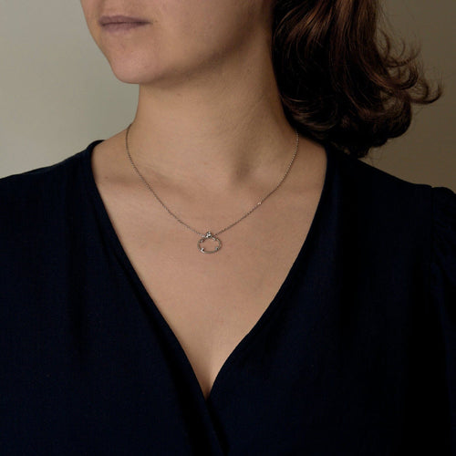 Collier Collier moderniste en or gris et diamants 58 Facettes DV22506-1