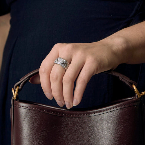 Bague 54 CHANEL- Coco Crush . Large Modèle. Bague en or gris et diamants 58 Facettes DDV21138-3-54-24