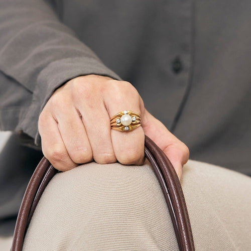Bague 54.5 Bague en or jaune, perle de culture et diamants. 58 Facettes DV14304-2-545-2