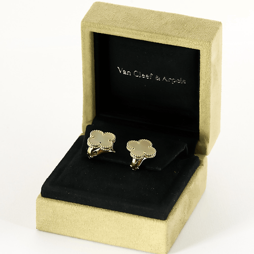 Boucles d'oreilles Van Cleef & Arpels- Vintage Alhambra- Boucles d'oreilles en or jaune et nacre 58 Facettes DV0830-30