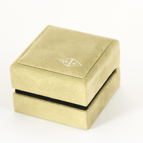 Boucles d'oreilles Van Cleef & Arpels- Vintage Alhambra- Boucles d'oreilles en or jaune et nacre 58 Facettes DV0830-30