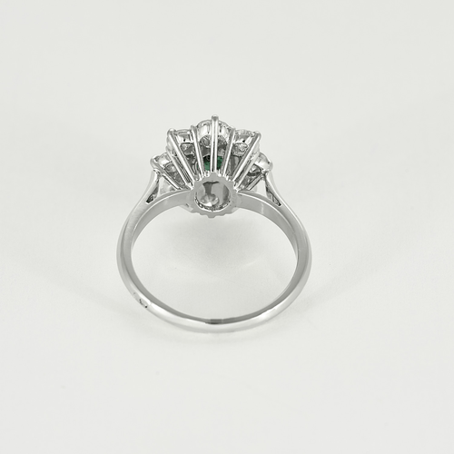 Bague 52 Bague en or gris, émeraude et diamants 58 Facettes DV6621-12