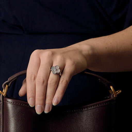 Bague 51 Van Cleef & Arpels - Alhambra -Bague en or gris, nacre et diamant 58 Facettes DV0830-34-51-2