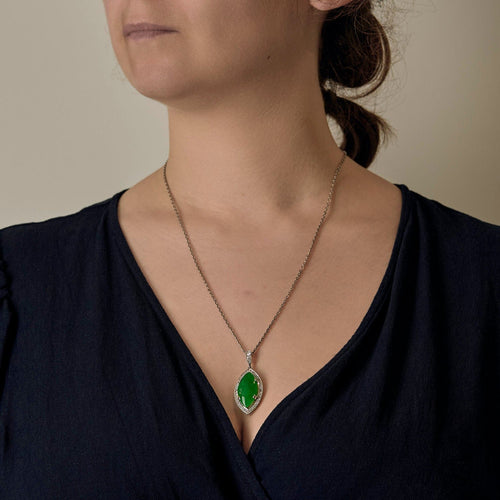 Chaîne et pendentif en or gris, jade et diamants