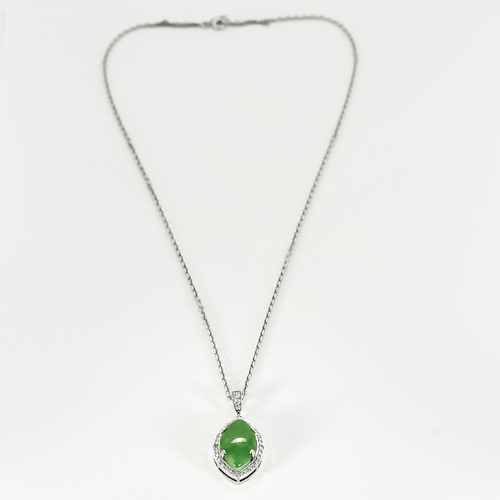Chaîne et pendentif en or gris, jade et diamants