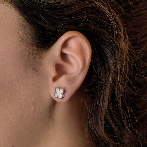 Van Cleef & Arpels Sweet Alhambra Puces d’oreilles en or gris et nacre blanche