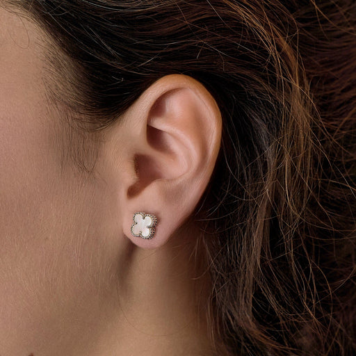 Boucles d'oreilles Van Cleef & Arpels Sweet Alhambra Puces d’oreilles en or gris et nacre blanche 58 Facettes DDV22876-3