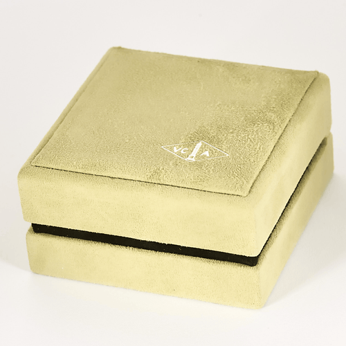 Van Cleef & Arpels Sweet Alhambra Puces d’oreilles en or gris et nacre blanche