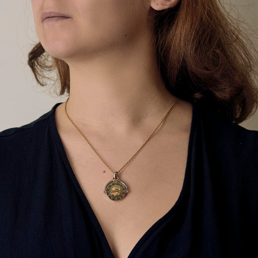 BULGARI - TONDO Zodiaque - Pendentif en or jaune et acier.