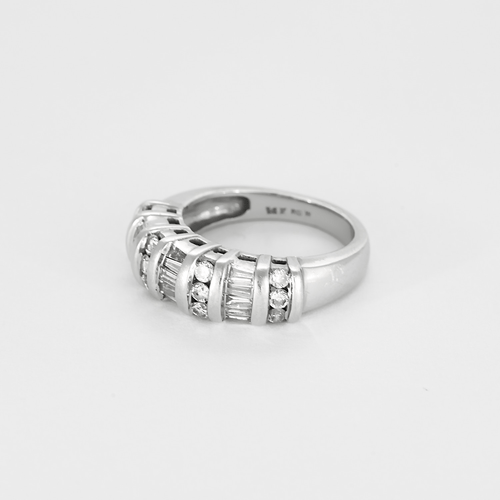 Bague jonc en or gris et diamants