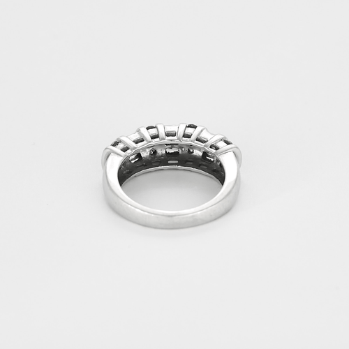 Bague jonc en or gris et diamants