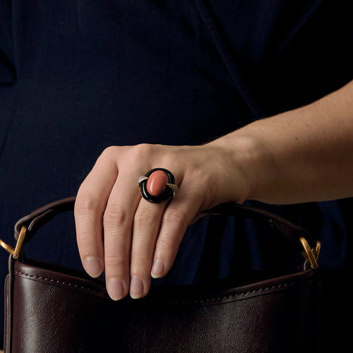 Bague cocktail en or jaune, corail et onyx