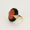 Bague cocktail en or jaune, corail et onyx