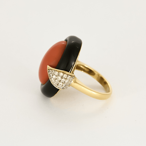 Bague cocktail en or jaune, corail et onyx