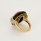 Bague cocktail en or jaune, corail et onyx