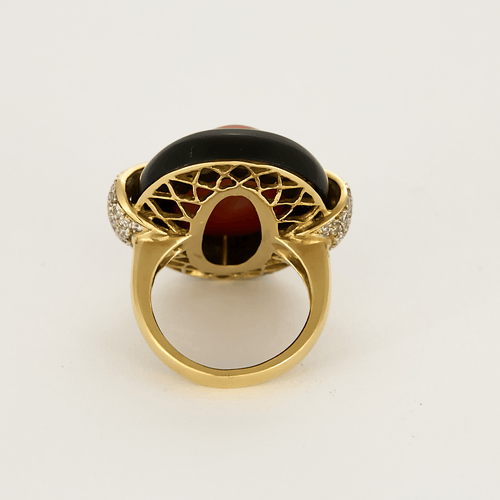Bague cocktail en or jaune, corail et onyx