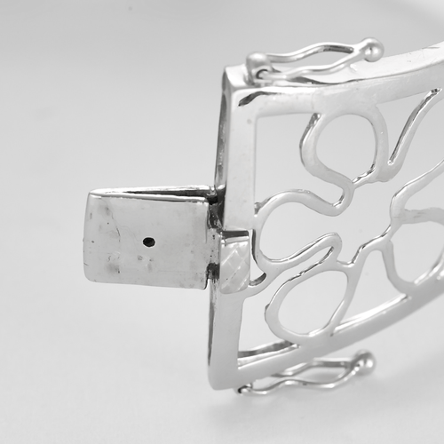Bracelet Important Bracelet Camélia en or gris diamants blancs et diamants noirs 58 Facettes DDV21423-1
