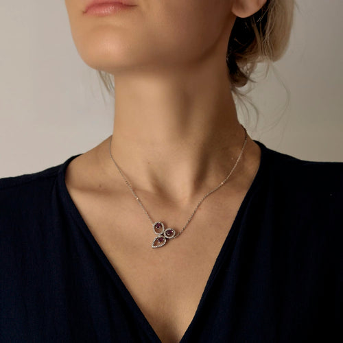 Collier en or gris, diamants et rubis 58 Facettes DV24528-2