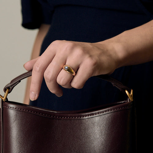 Bague chevalière en or jaune et saphir