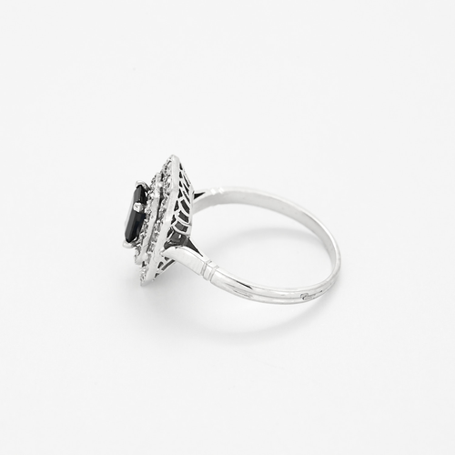 Bague en or blanc, saphir et diamants