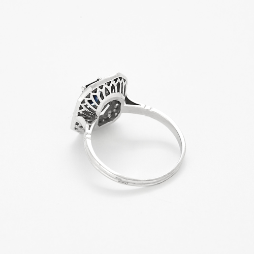 Bague en or blanc, saphir et diamants