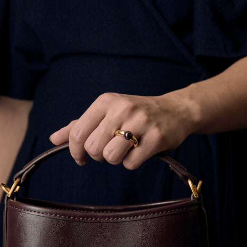 Cartier, Bague jonc bombé en or jaune 18k et perle de Tahiti