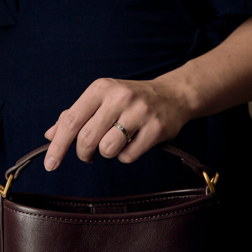 Cartier - Alliance C - Bague en platine et diamant