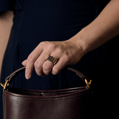 Artus Bertrand - Bague en or blanc et nacre