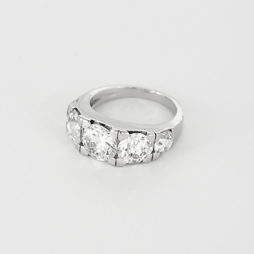 Élegante Bague jarretière en platine et diamants. Poids total environ: 5,70 carats