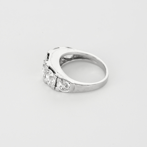 Élegante Bague jarretière en platine et diamants. Poids total environ: 5,70 carats