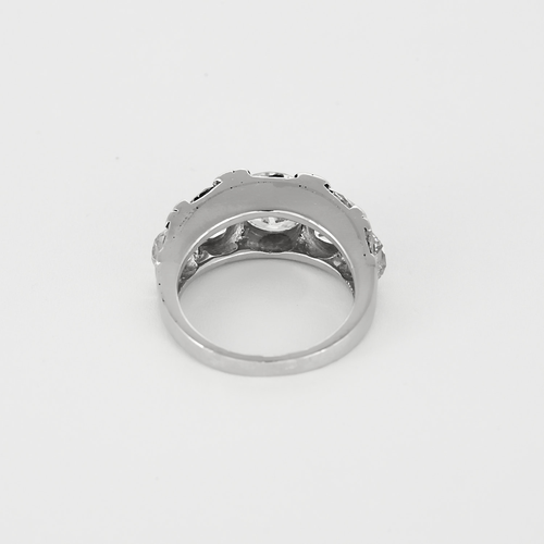 Élegante Bague jarretière en platine et diamants. Poids total environ: 5,70 carats