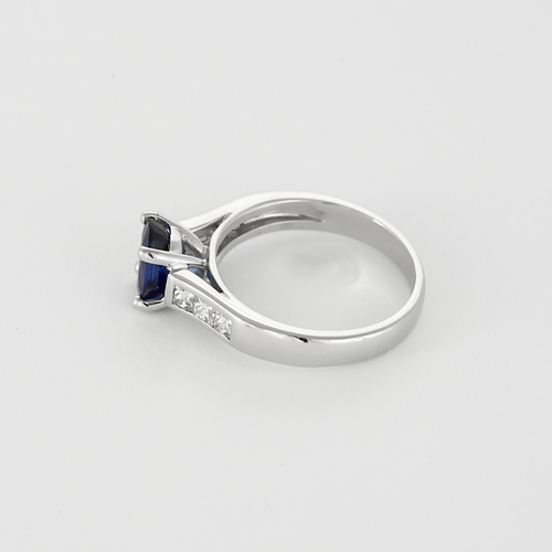 Bague en or gris saphir et diamants